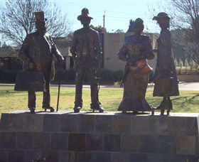 Dad, Dave, Mum And Mabel - Tourism Canberra 3
