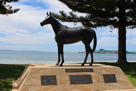 Makybe Diva Statue - Tourism Canberra 0