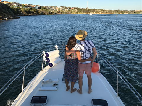 Cruising The  Swan River In At Sunset With Boutique Cruise - Tourism Canberra 2