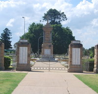 Warwick War Memorial and Gates - Tourism Canberra