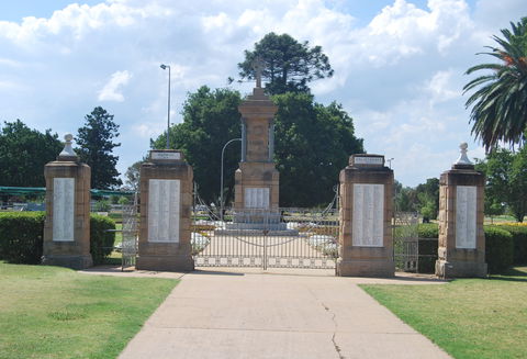Warwick War Memorial And Gates - Tourism Canberra 0