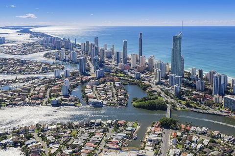 Gold Coast Airport Transfers : Airport OOL To Gold Coast City In Luxury Car - Tourism Canberra 4