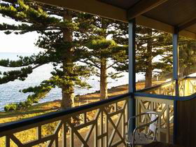 Robe Hotel - Tourism Canberra 0