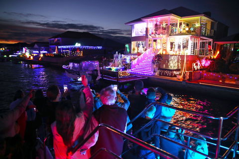 Christmas Lights Cruise - Tourism Canberra 0