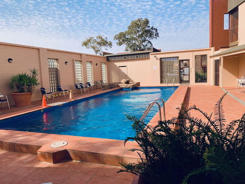 Desert Cave Hotel - Tourism Canberra 5