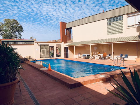 Desert Cave Hotel - Tourism Canberra 1