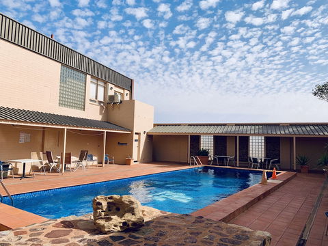 Desert Cave Hotel - Tourism Canberra 6