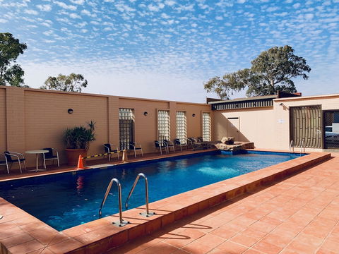 Desert Cave Hotel - Tourism Canberra 3