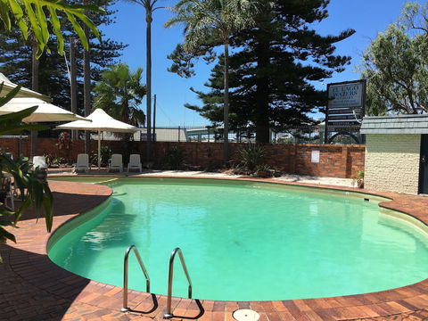 El Lago Waters Motel - Tourism Canberra 1