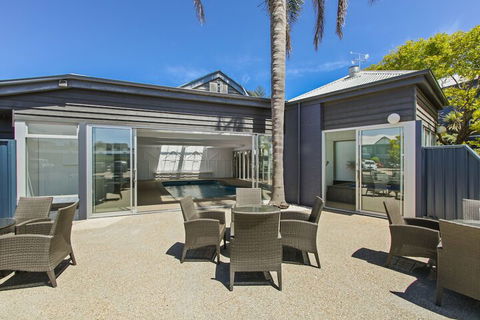 Bellevue On The Lakes - Tourism Canberra 4