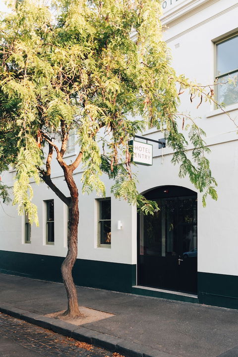 Naughtons Hotel - Tourism Canberra 0