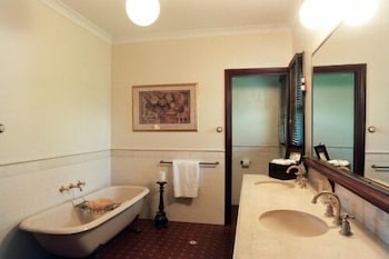 Pinctada McAlpine House - Tourism Canberra 1