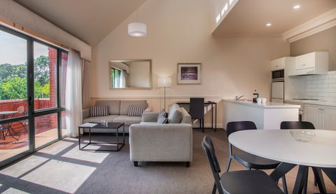 Majestic Old Lion Apartments - Tourism Canberra 6