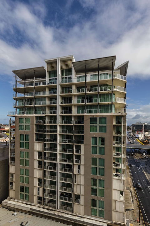 Oaks Adelaide Horizons Suites - Tourism Canberra 3