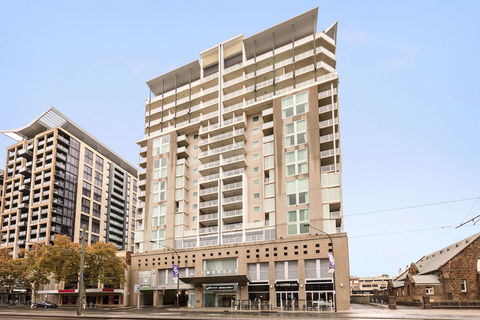 Oaks Adelaide Embassy Suites - Tourism Canberra 0