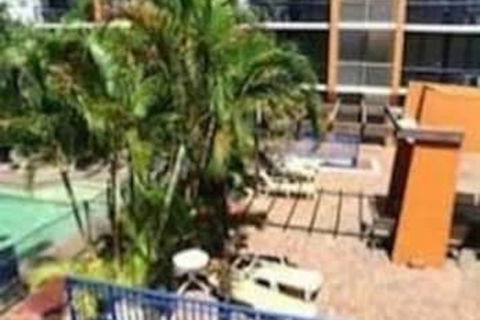 Club Surfers - Tourism Canberra 0