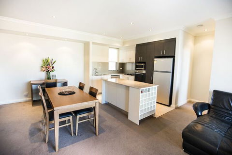Zappeion Apartments - Tourism Canberra 6