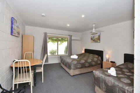 Inglewood Motel And Caravan Park - Tourism Canberra 6