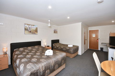 Inglewood Motel And Caravan Park - Tourism Canberra 7