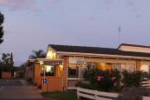 Bordertown Dukes Motorinn - Tourism Canberra 0