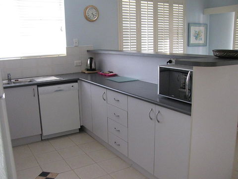 Toowoon Beach View 3br Villa 4 Just Steps To Beach With Views - Tourism Canberra 5
