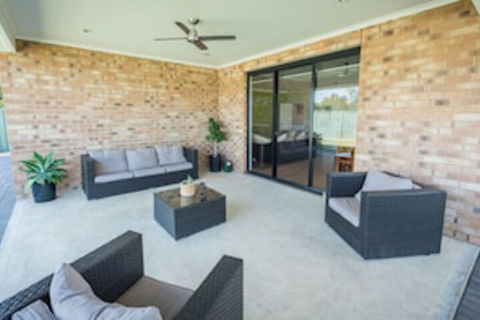 Barossa Family Holiday Home - Tourism Canberra 0