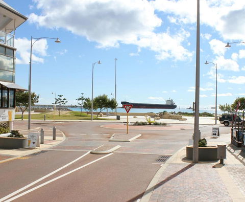 Geraldton Luxury Vacation Home With Free Netflix - Tourism Canberra 4