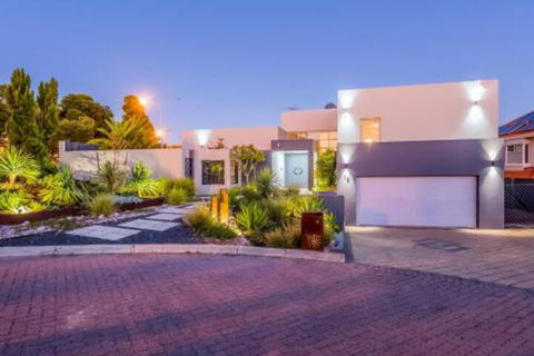 Perth Luxury Accommodation - Tourism Canberra 0