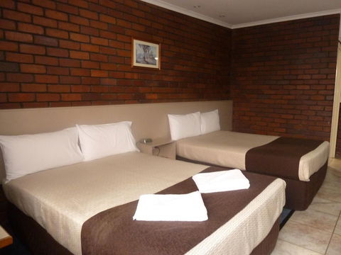 Pioneer Lodge Motel - Tourism Canberra 3