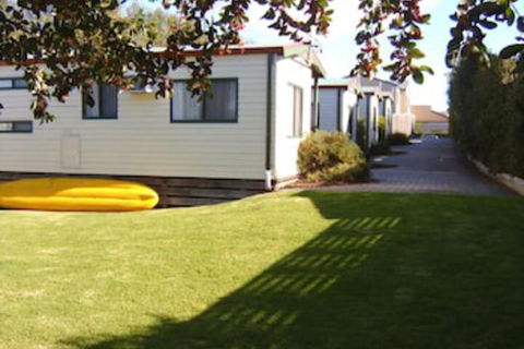 Inverloch Cabins - Tourism Canberra 3