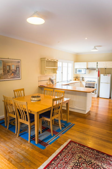 Whispering Pines Cottages - Tourism Canberra 4