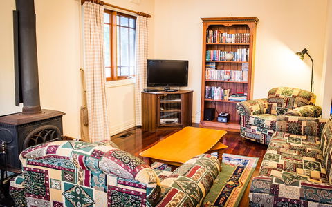 Whispering Pines Cottages - Tourism Canberra 2