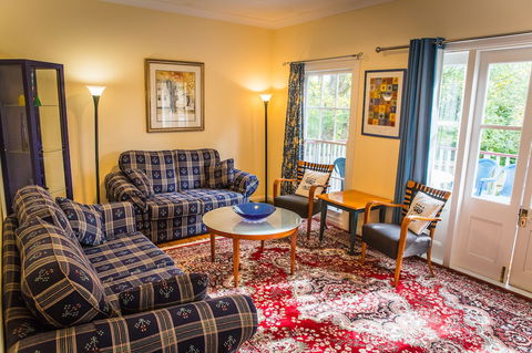 Whispering Pines Cottages - Tourism Canberra 1