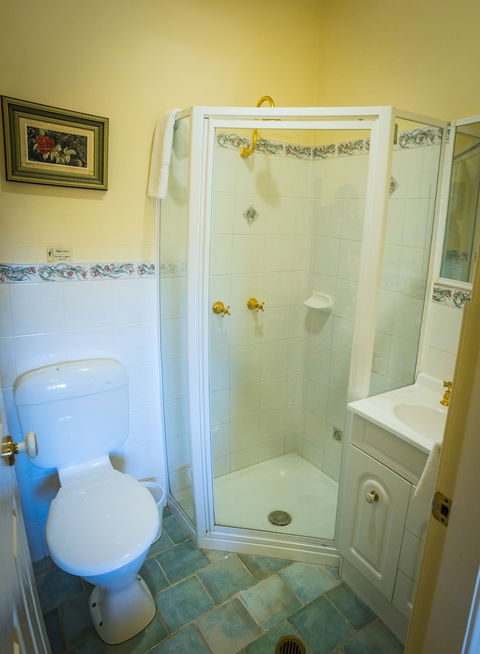 Whispering Pines Cottages - Tourism Canberra 5