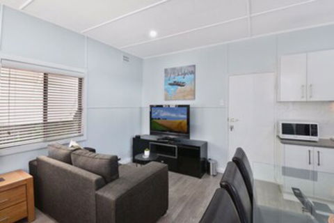 Lakeside Cabin - Tourism Canberra 0