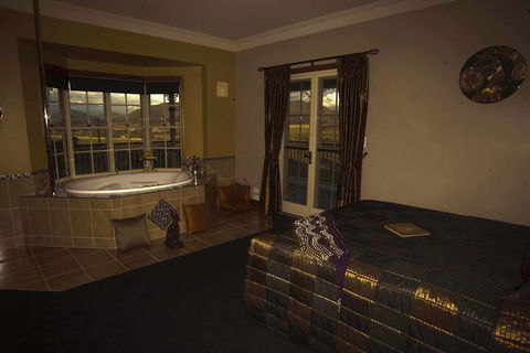 R On The Downs BnB & Spa Cottages - Tourism Canberra 7