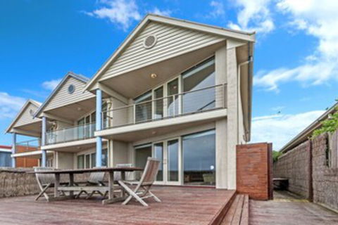 RUBYS BEACHFRONT - Tourism Canberra 0