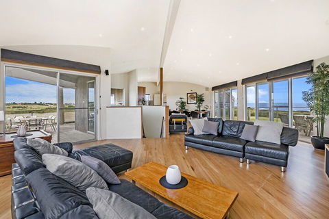 HEARNS BEACH HOUSE - Tourism Canberra 1
