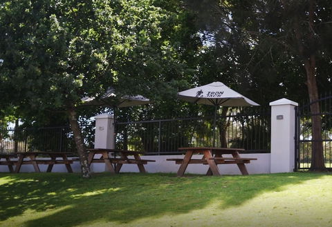 Bateau Bay Hotel - Tourism Canberra 0