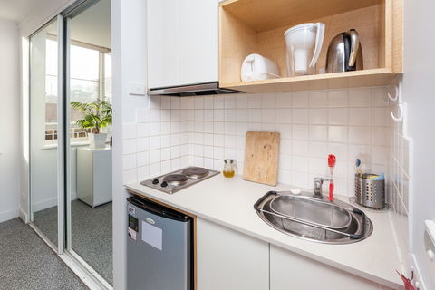 HENRIETTA, Carlton Studio Apartment - Tourism Canberra 1
