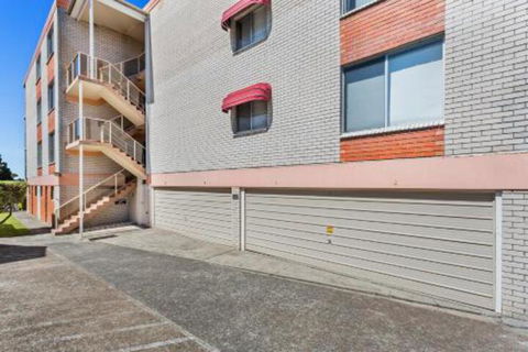2 BEDROOM APARTMENT LAMAN LODGE UNIT 2 - Tourism Canberra 5