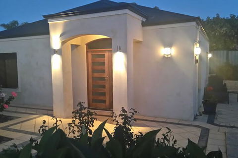 Lake Estate Stay - Tourism Canberra 1