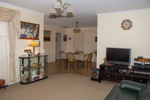 Chrissies Palace Hostel - Tourism Canberra 4