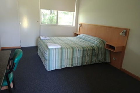 Bull 'n' Bush Hotel Motel - Tourism Canberra 0