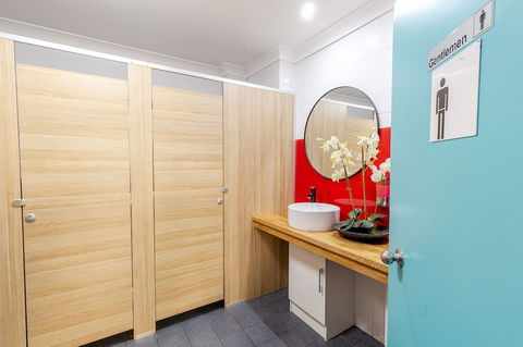 Mad Monkey Coogee Beach Hostel - Tourism Canberra 4