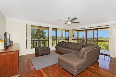 KINGSCLIFF HOLIDAY HOME On The HILL SYDS VIEW - Tourism Canberra 0