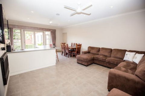 BEL MIREN DUSTY MILLER - Tourism Canberra 0