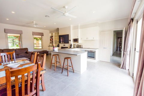 BEL MIREN DUSTY MILLER - Tourism Canberra 2