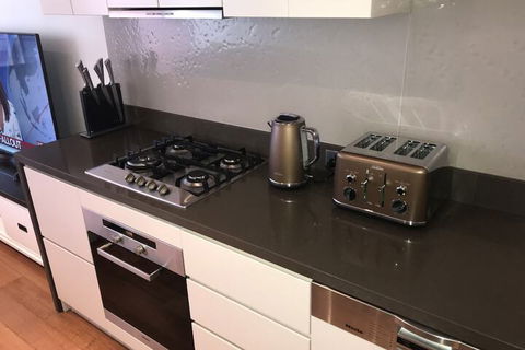 Executive 2 Bedroom Wollongong Apartment - Tourism Canberra 7
