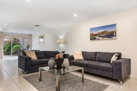Adelaide Style Accommodation Near City - Tourism Canberra 0